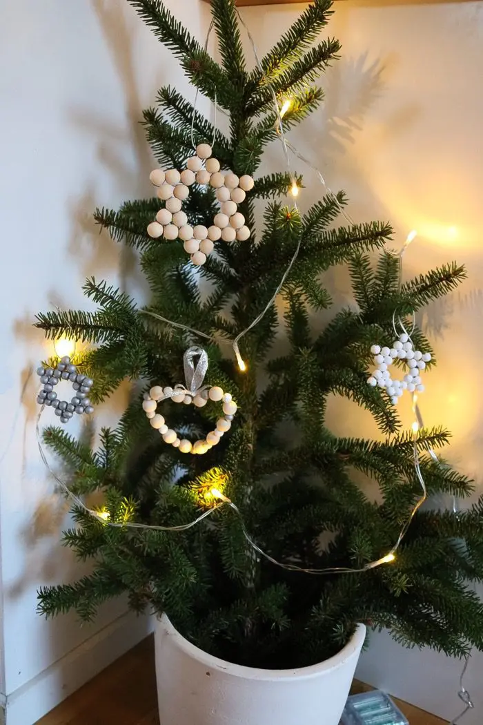 Julpyssel med träkulor