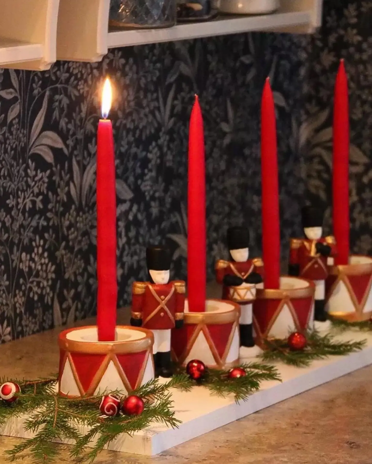 Adventsljusstake levande ljus