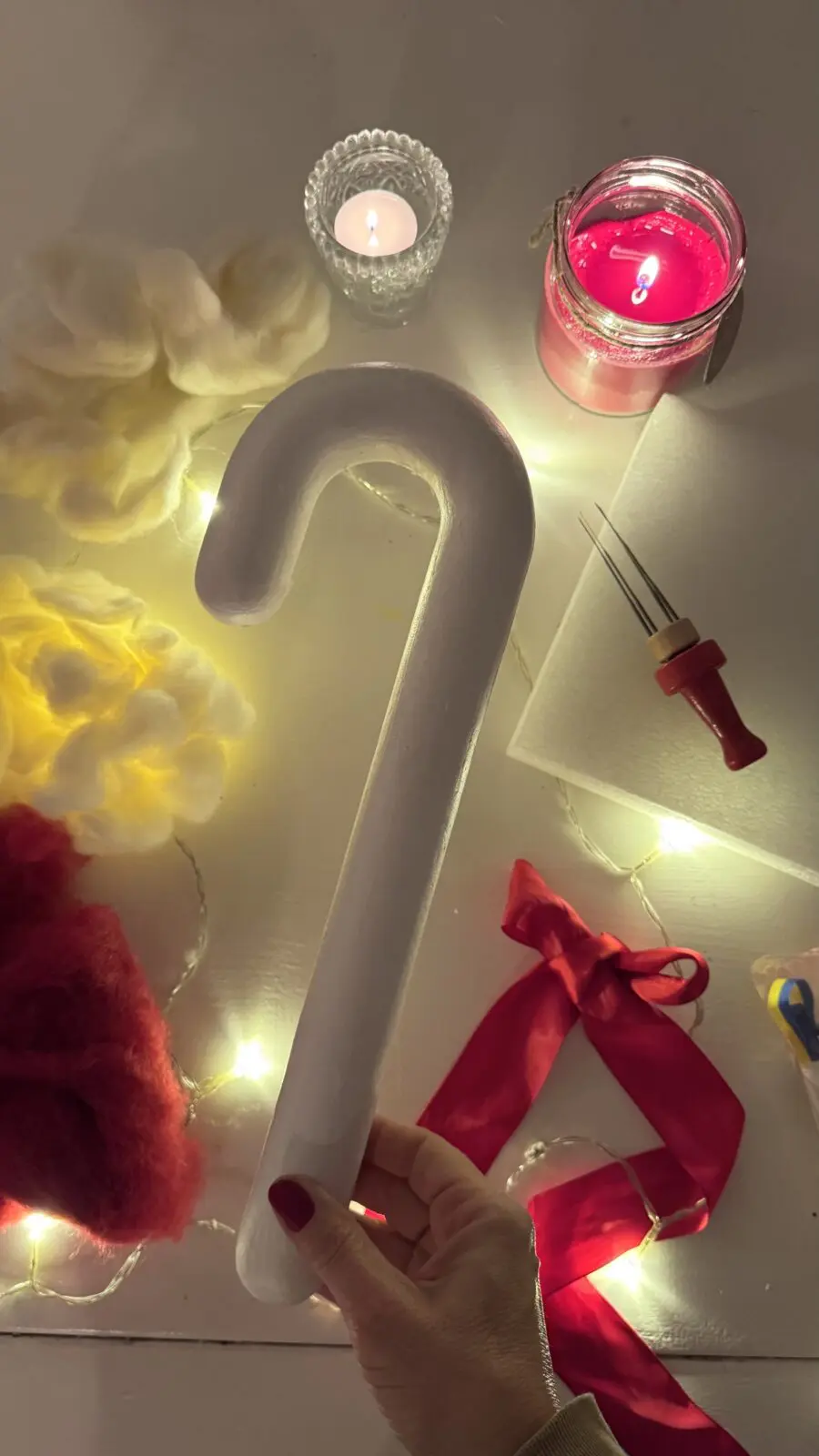 styrolitpolkagris, ull i rött och vitt, filtnålar, ljusslinga och rött sidenband