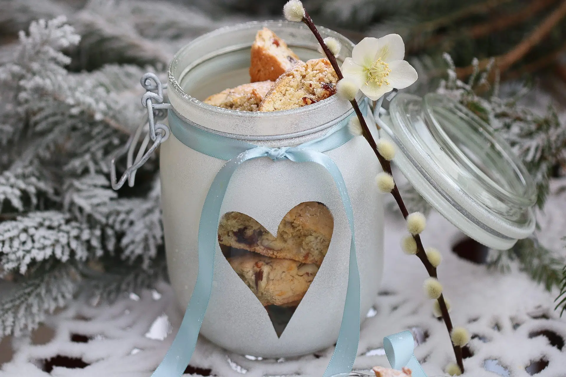 Biscotti i hjärtburk