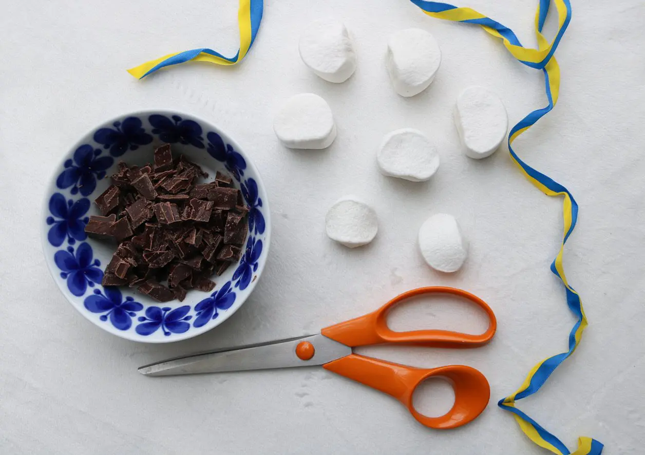 Mörk choklad, blå gult band, marshmallows