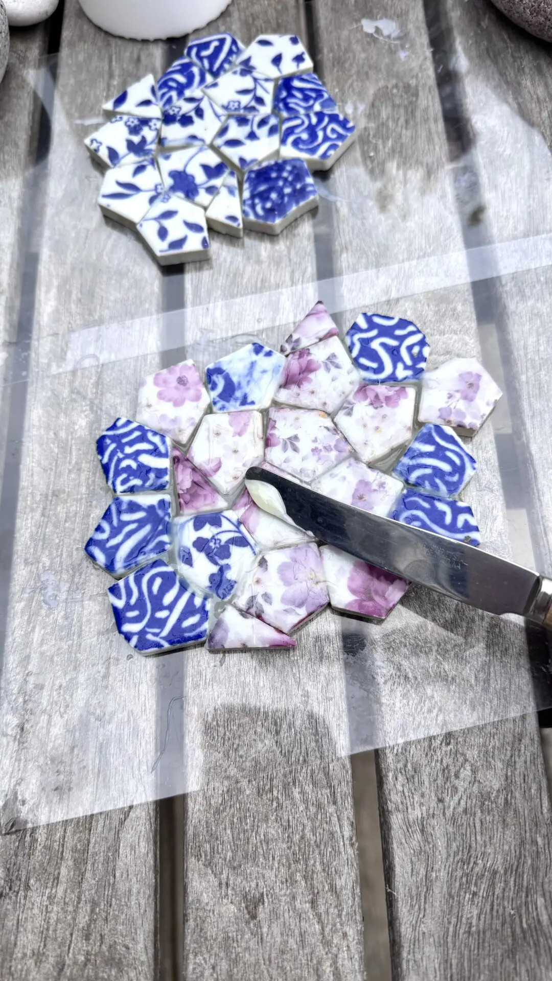 Skrapa av överflödigt lim