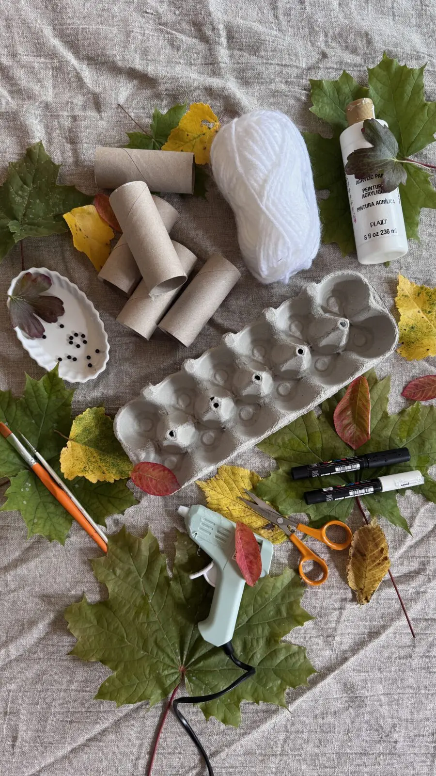 Material till Halloweenpyssel – toarullar, äggkartong, garn och färg