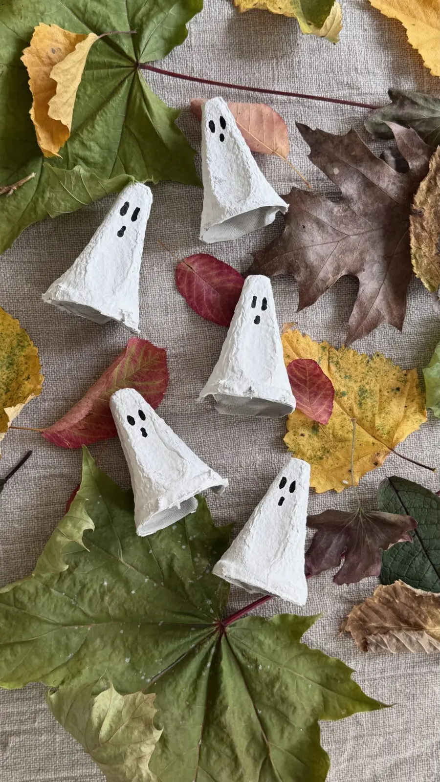 Spöken av äggkartong till halloweengirlang