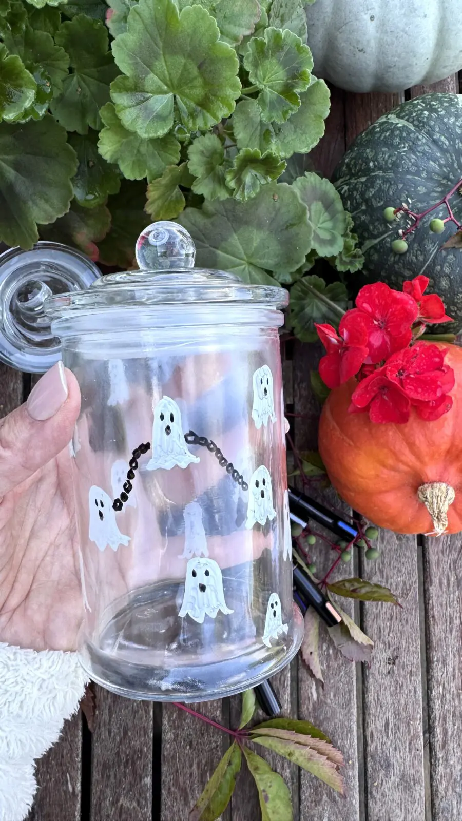 Spöklyktor av glasburkar målade med Sharpie