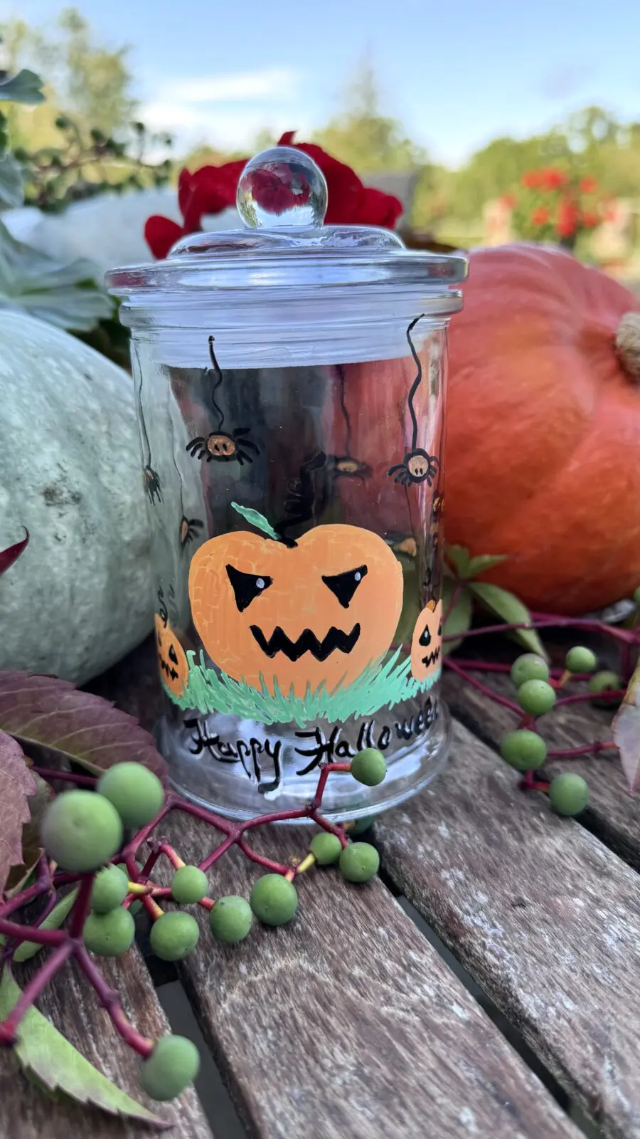 Halloweenburk med pumpamåleri med Sharpie