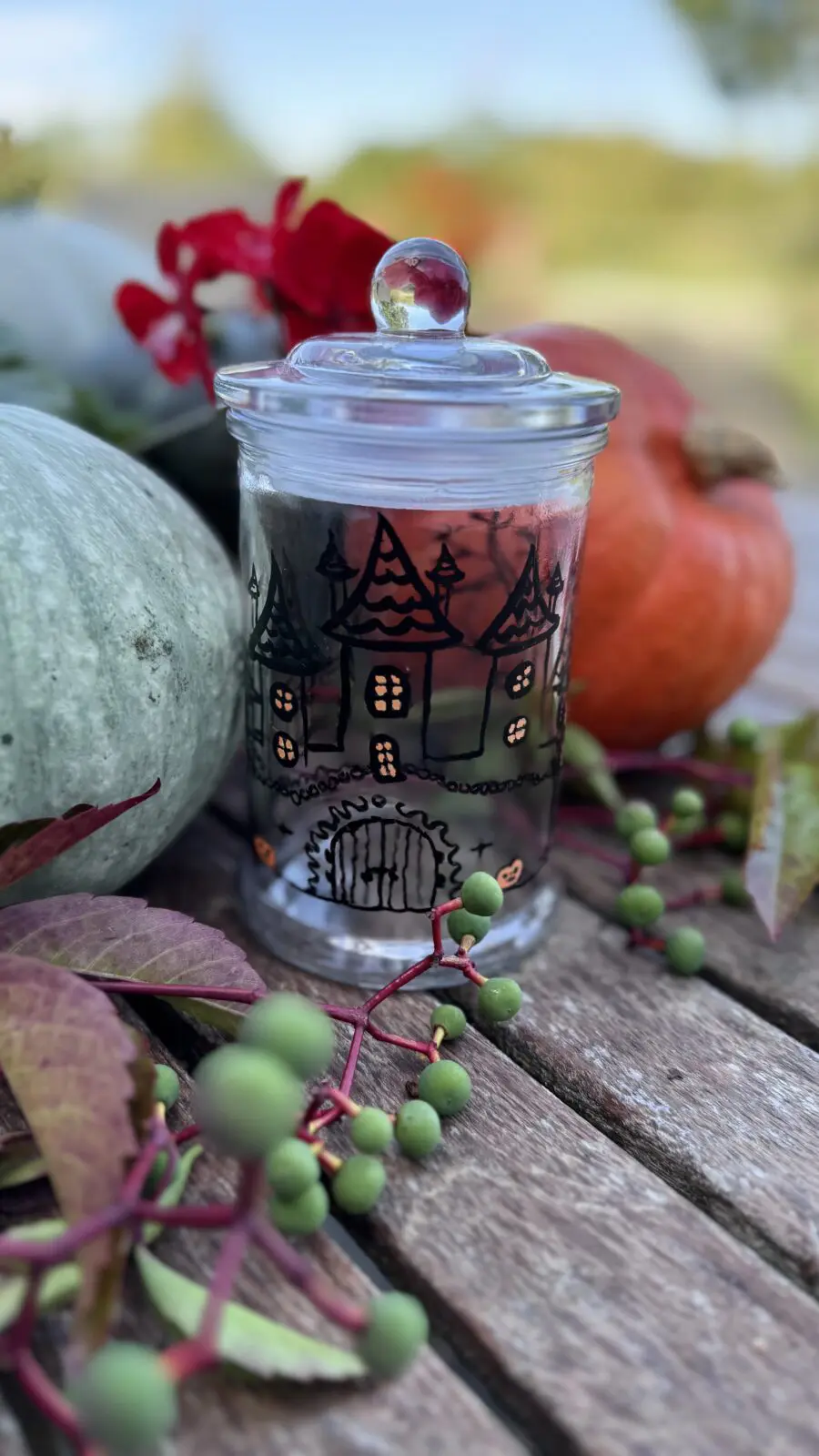 Halloweenlyktor av glasburkar målade med Sharpiepennor – spökslott