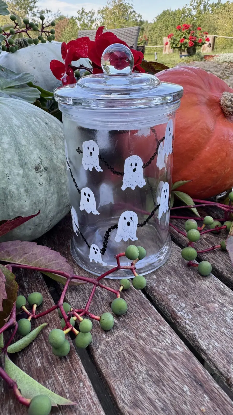 Halloweenburk med målade spöken