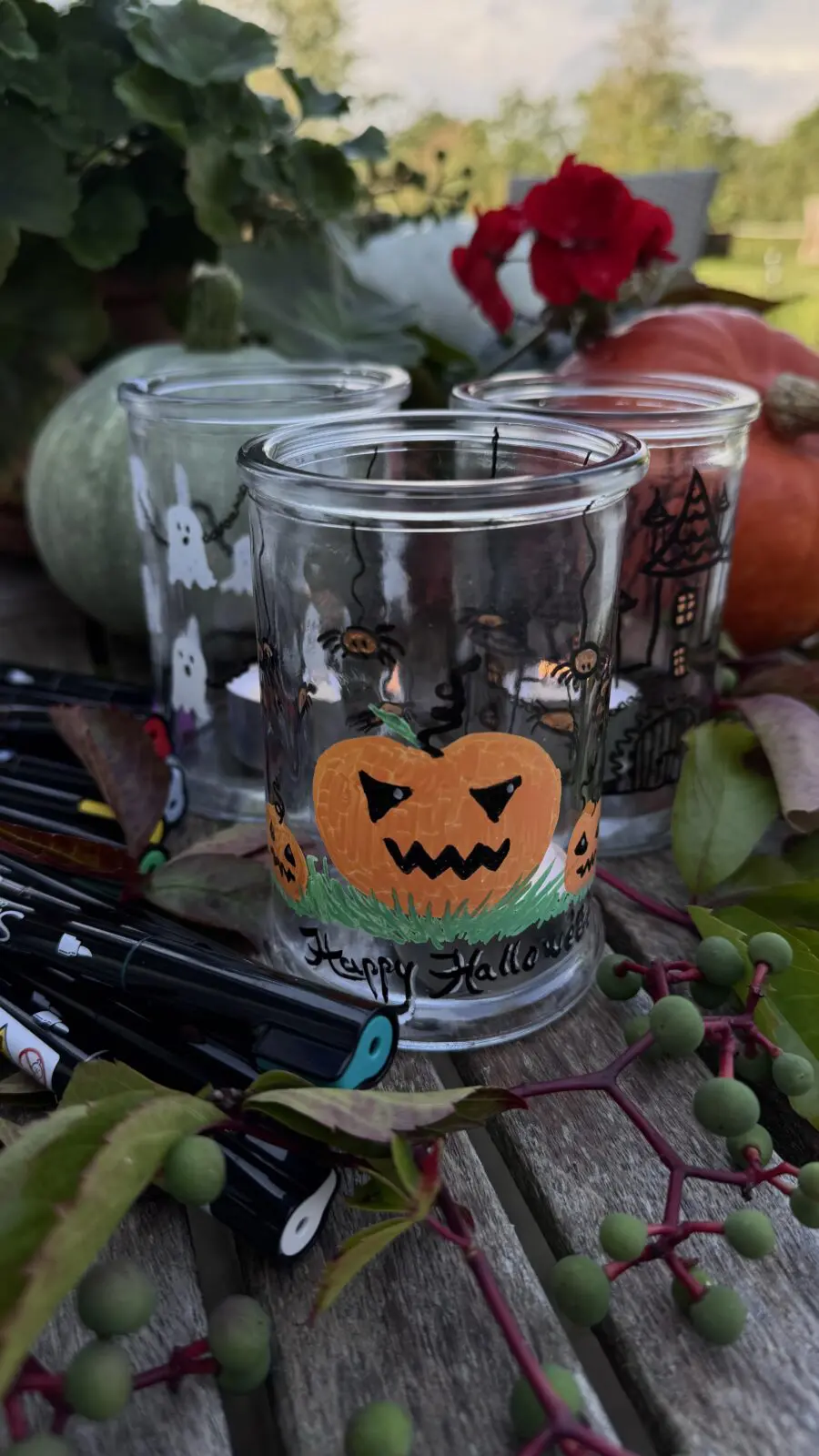 Ljuslyktor med Halloweentema målad med Sharpie