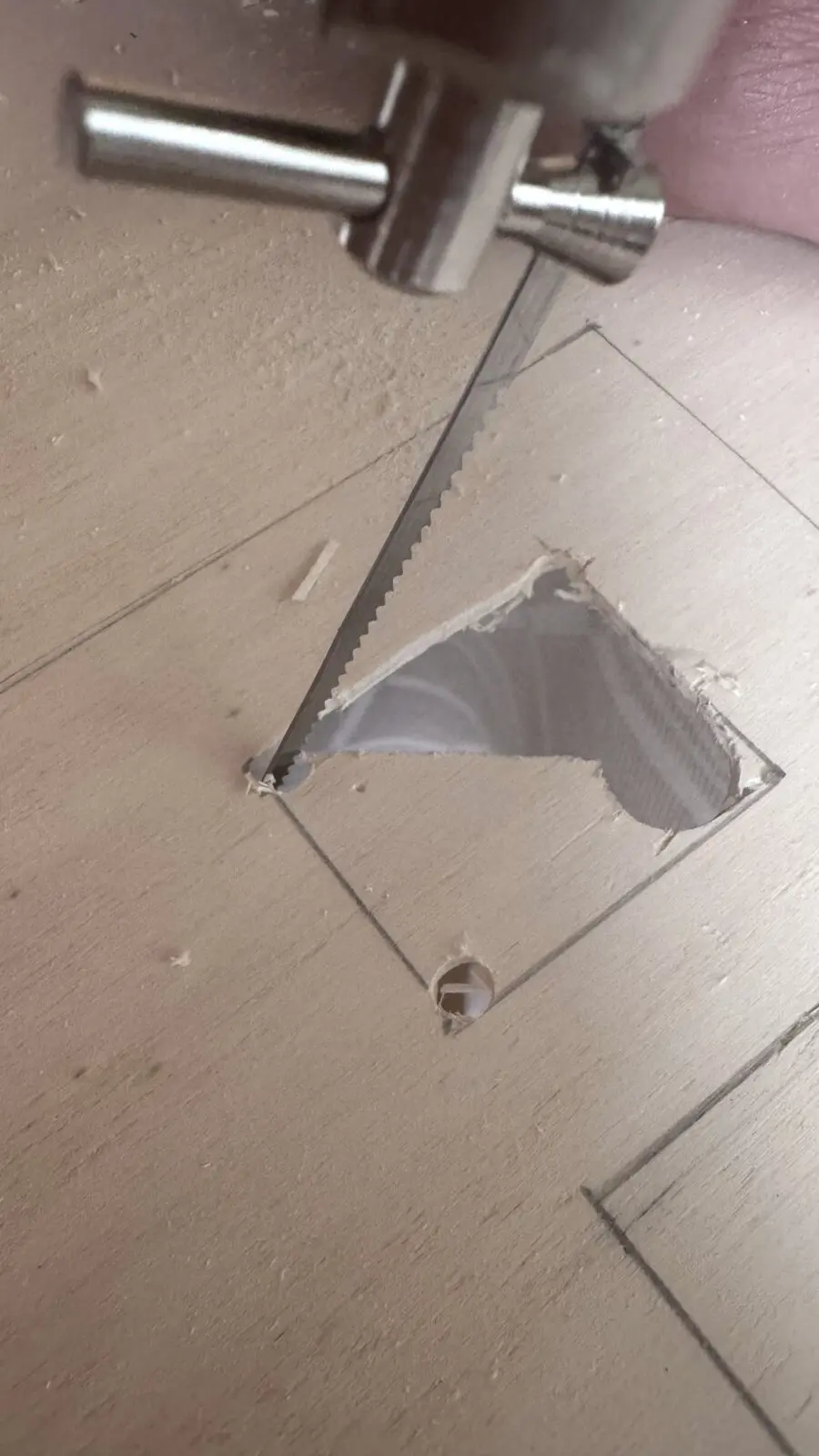 Förborra alla hörnen i alla fönsterdelarna, såga sedan med kontursåg