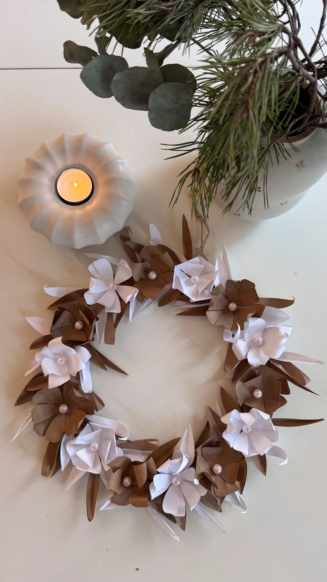 Diy julkrans med pappersblommor i skandinaviska färger