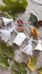 Halloweengirlang med spöken av garn, toarullar och äggkartong