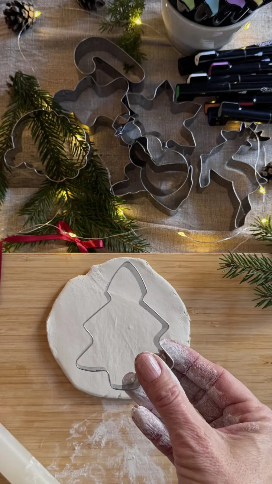Stansa ut julformer i lera