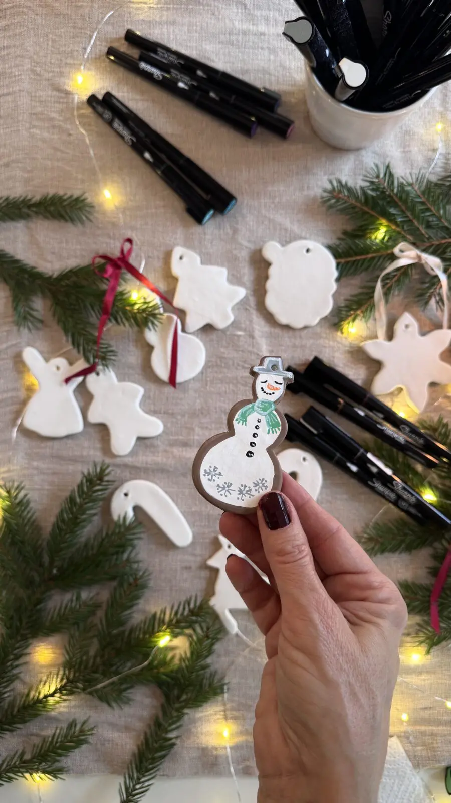 Snögubbe i lufttorkande lera ritad med Sharpiepennor