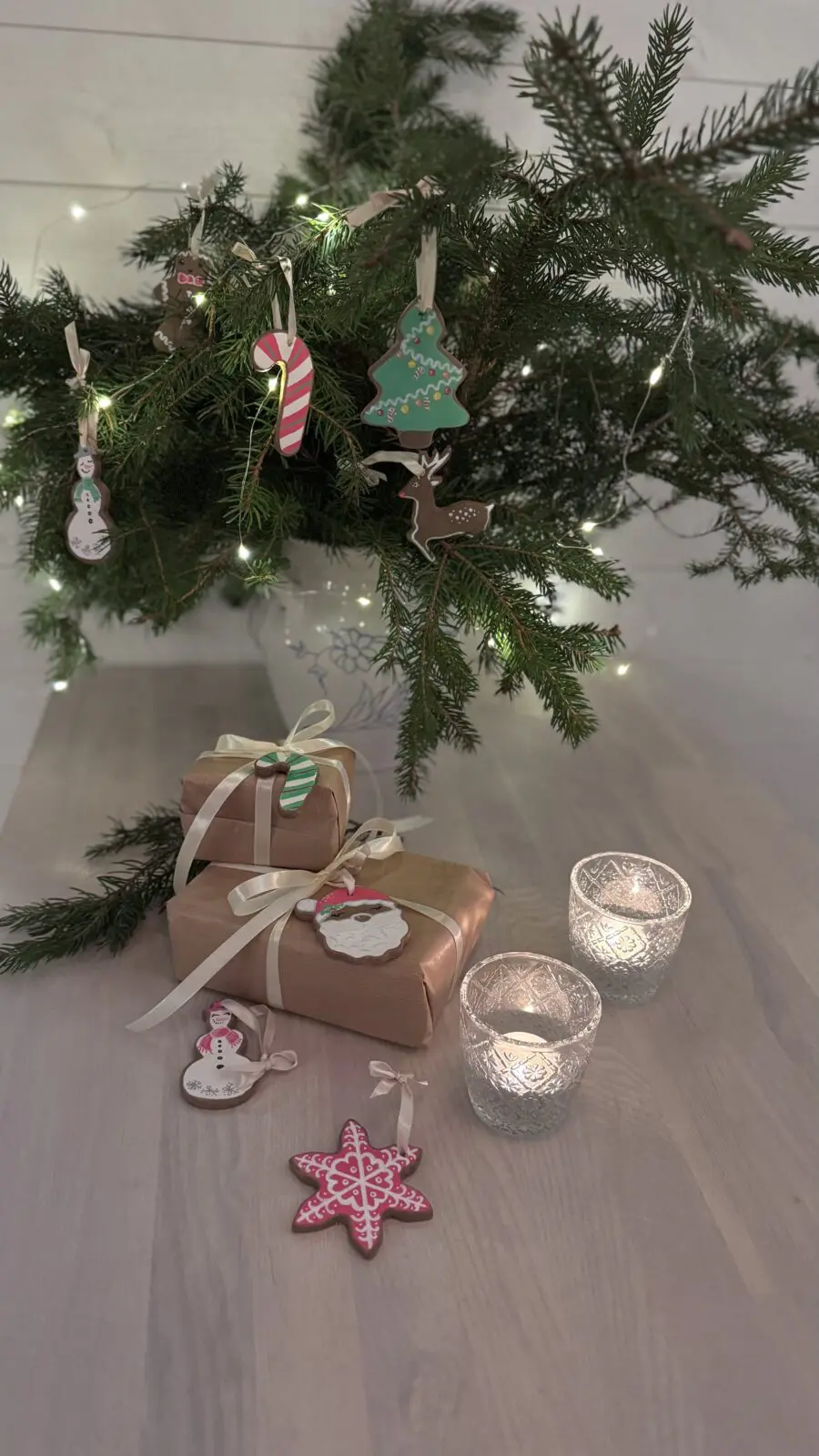 Julris med julhängen samt paket med juletiketter