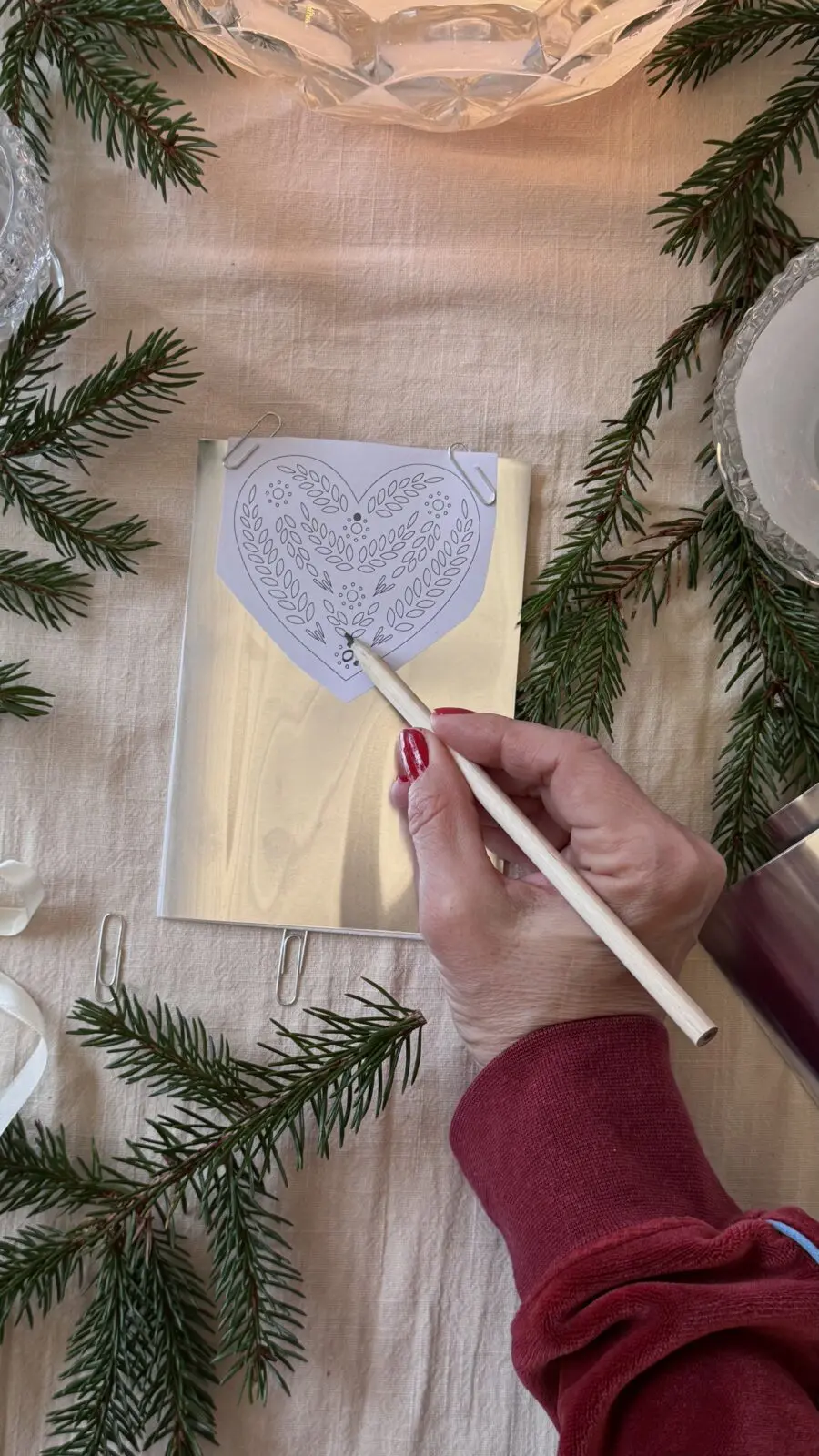 Rita på hjärtmallen på metallblad