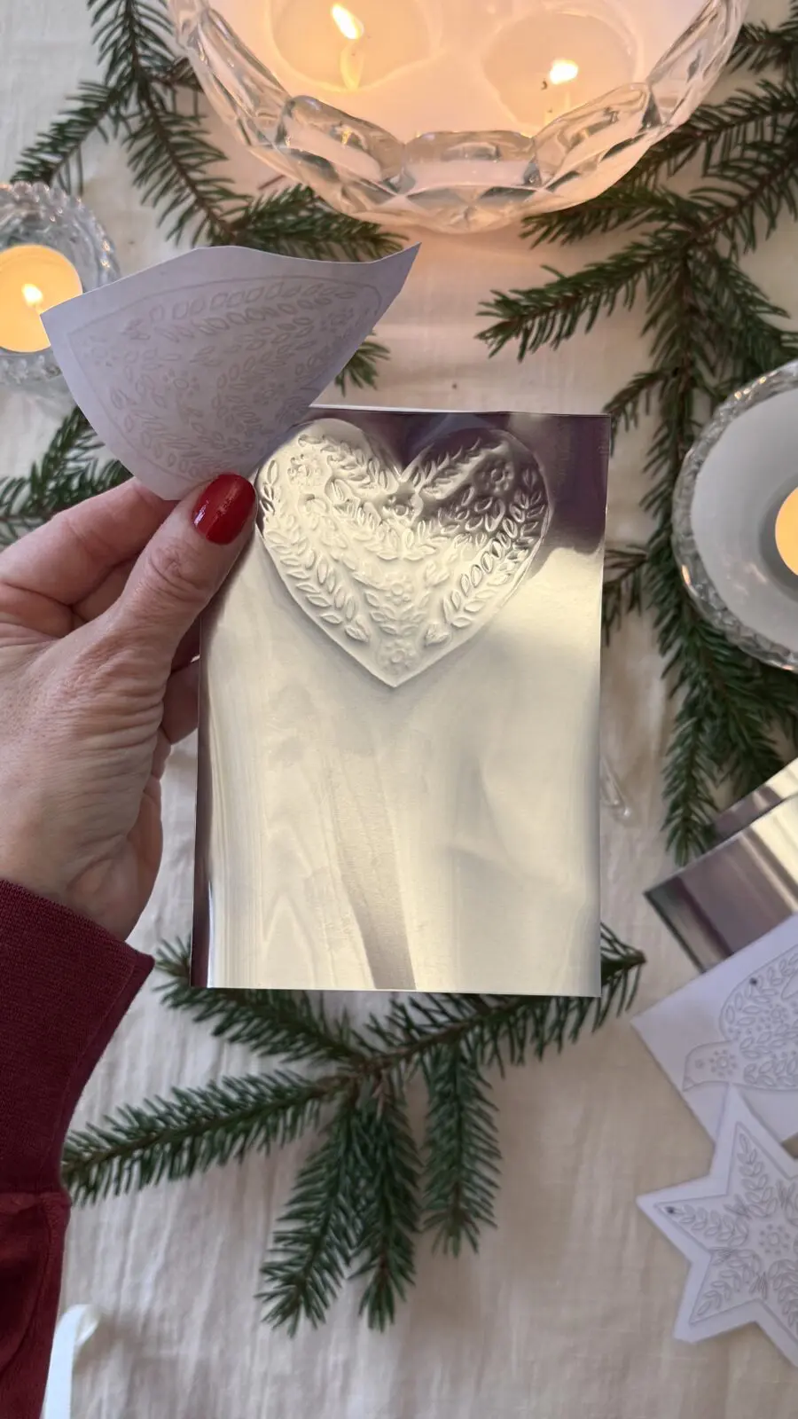 Metallblad med perforerade hjärtan