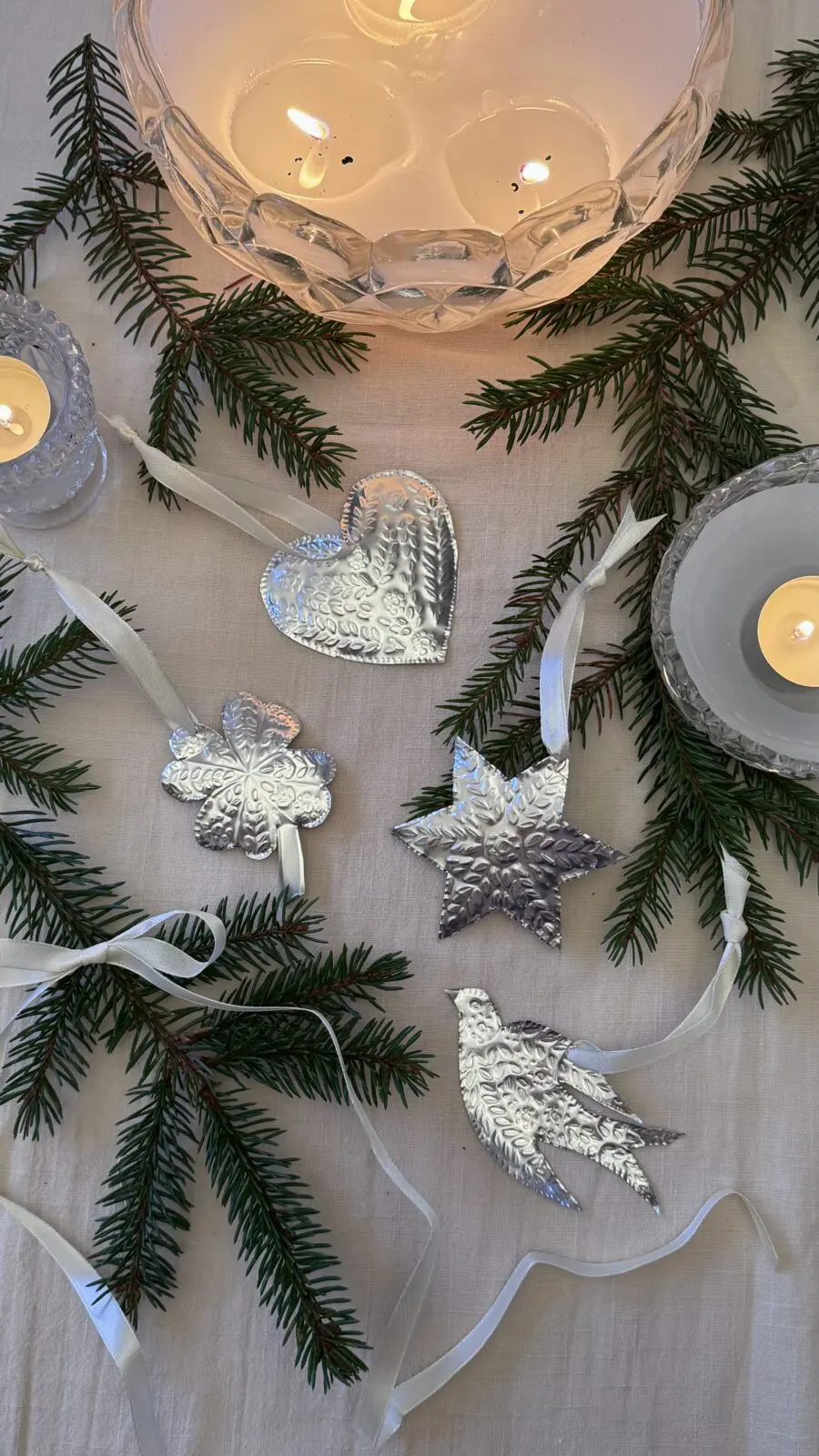 Olika julhängen i silvermetall, hjärta, klöver, stjärna, duva