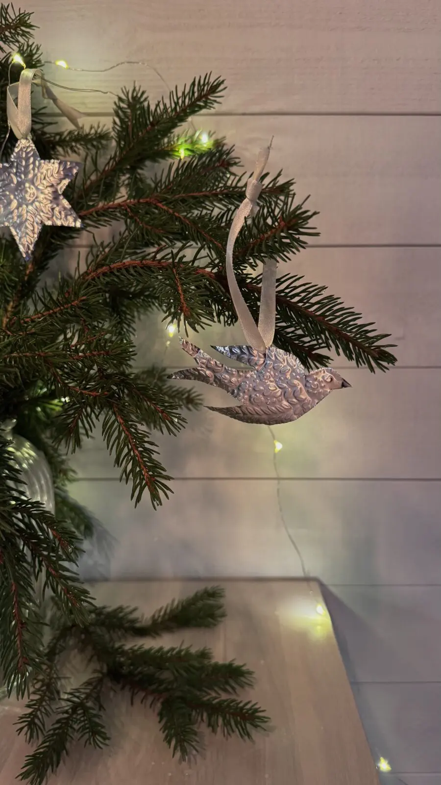 Silvermetallhängen i granris