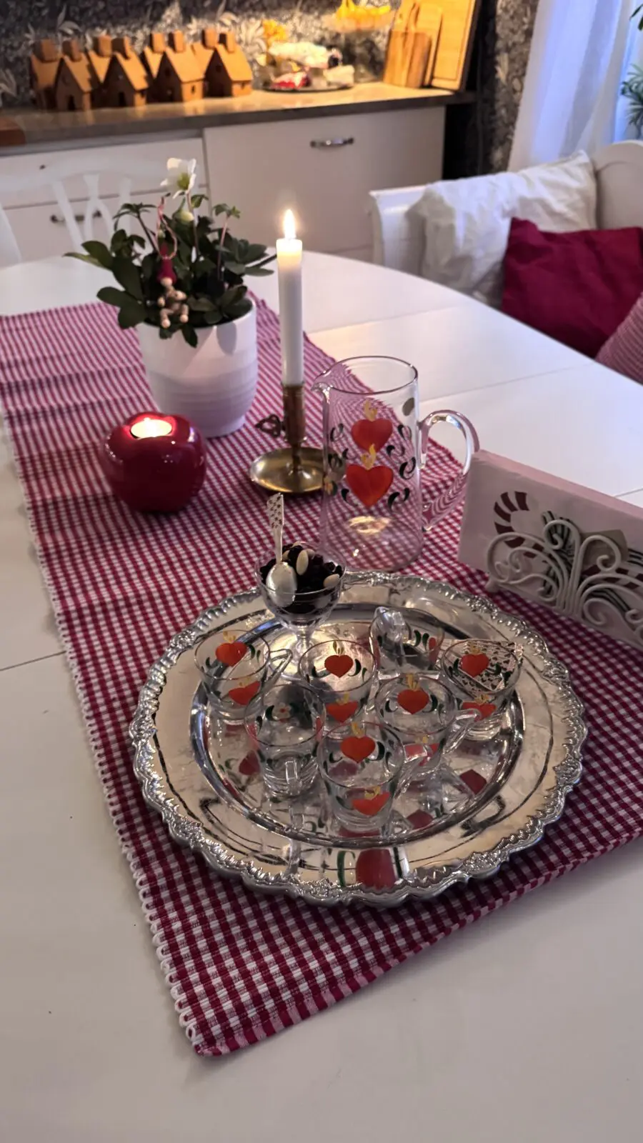 Glöggbricka med glas och kanna på julduk