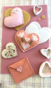 Alla hjärtans dag med filthjärtan, pärlor och broderitråd