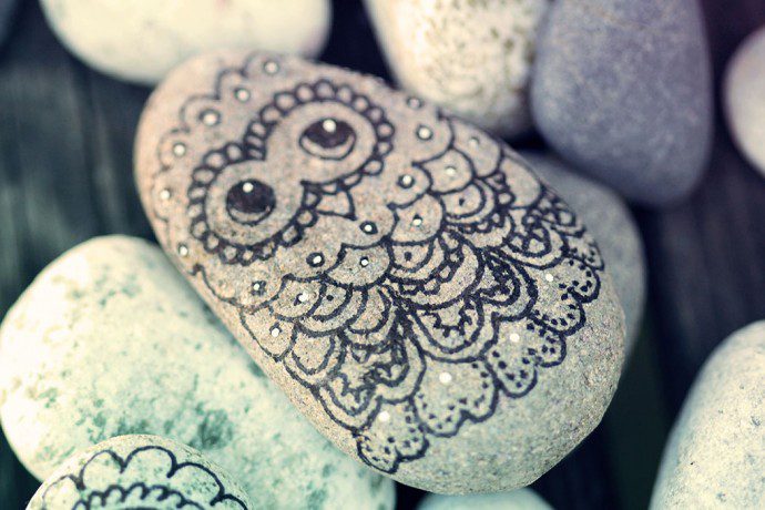 stenar med doodles