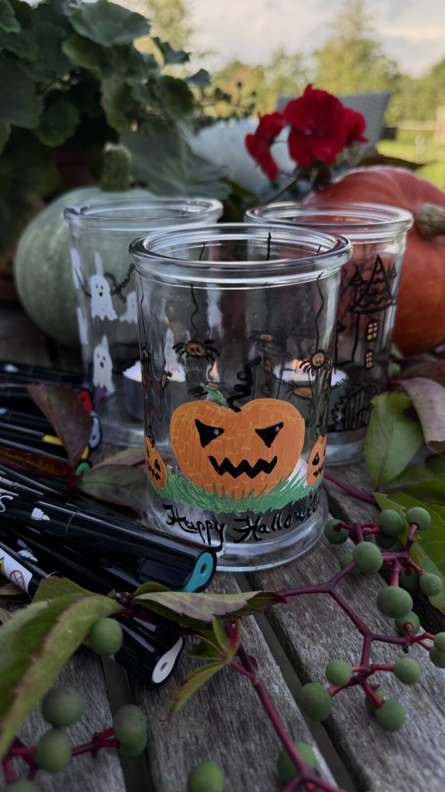 Ljuslyktor med Halloweentema målad med Sharpie
