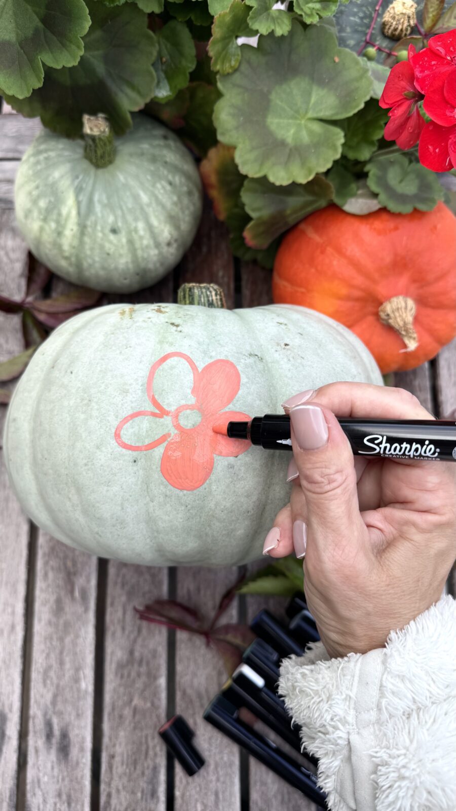 Rita blommor och mönster på pumpan med Sharpie