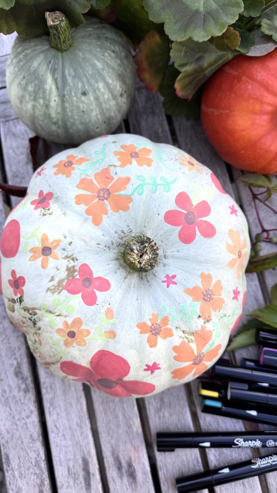 Pumpa ovanifrån med blommor