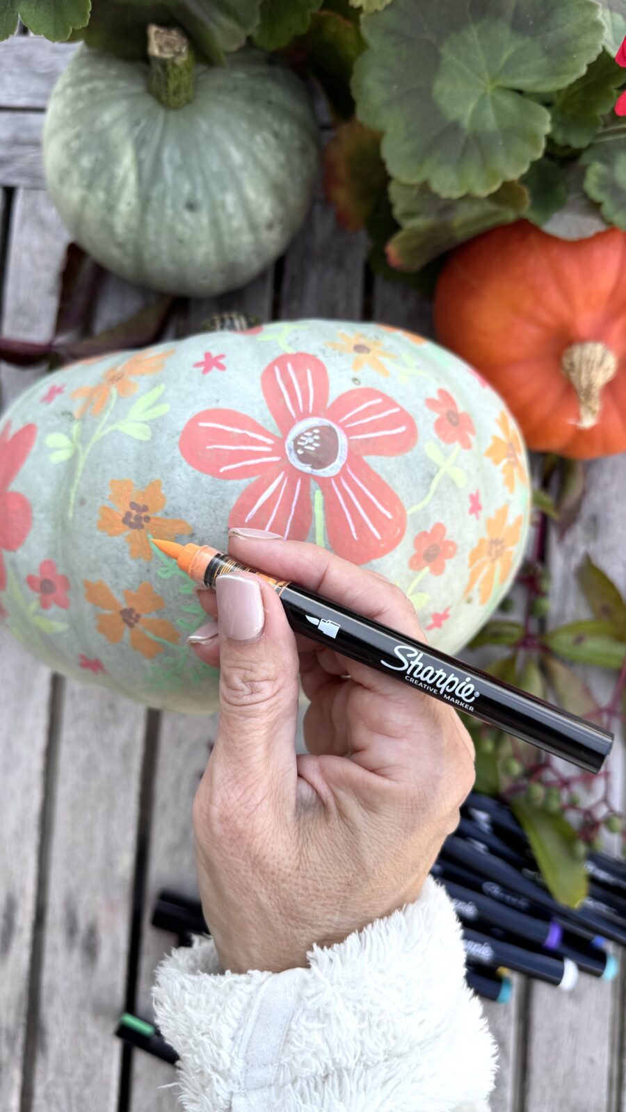 Rita detaljer med penselpenna Sharpie på blommorna