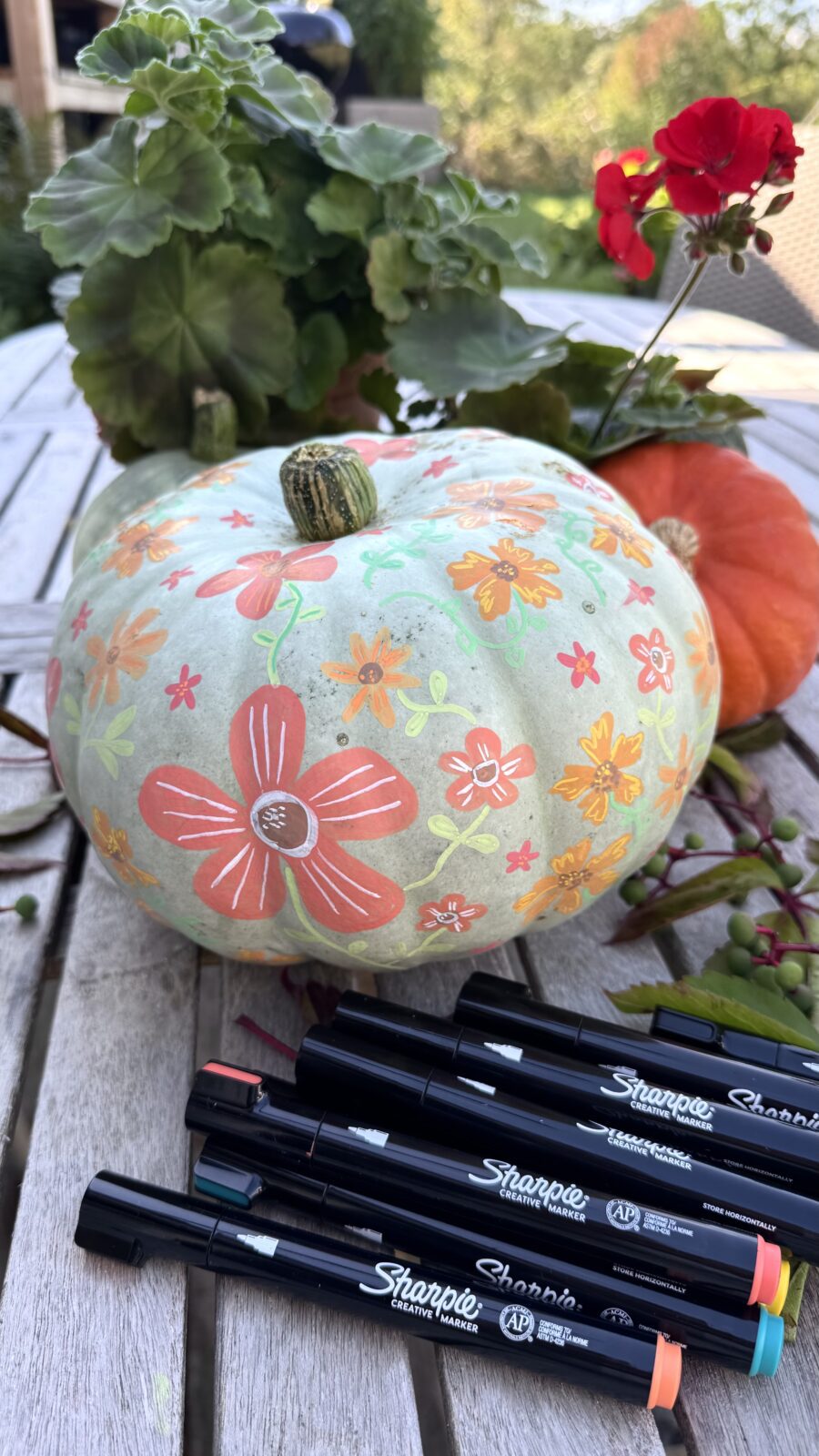 Färdigmålad pumpa med blommor och blad med Sharpie