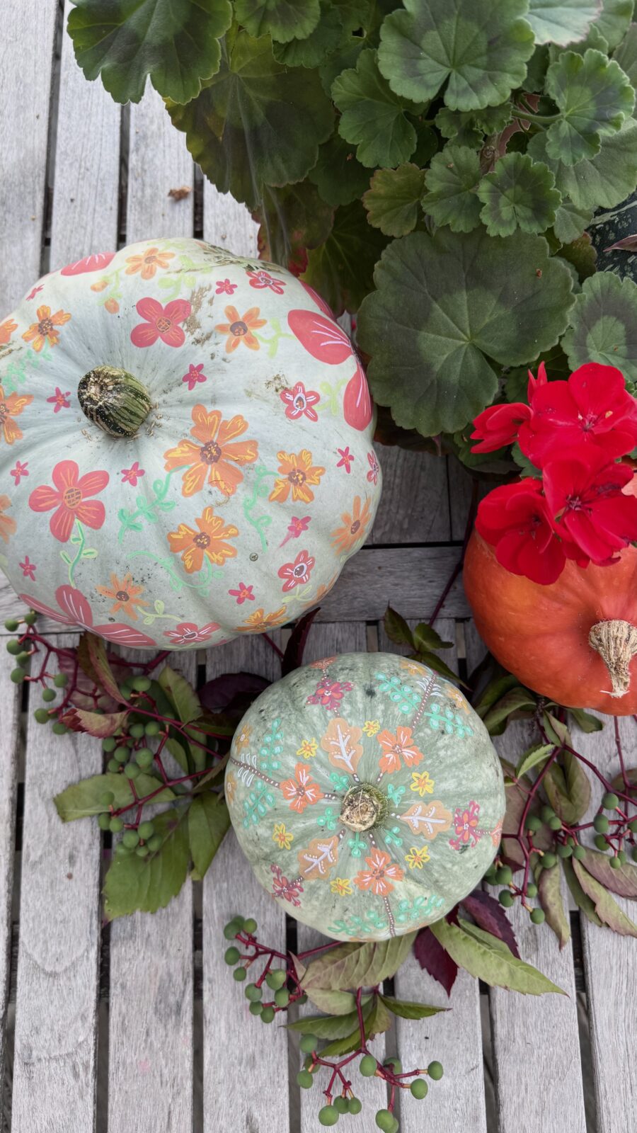 Målade pumpor med blommor i färg - enkelt DIY med Sharpie