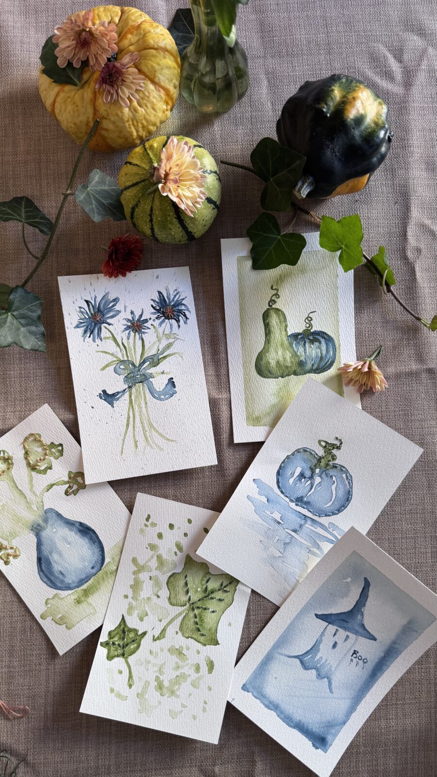 Enkla DIY-kort för vuxna: akvarellmålningar i blått och grönt med hösttema, redo för broderi.