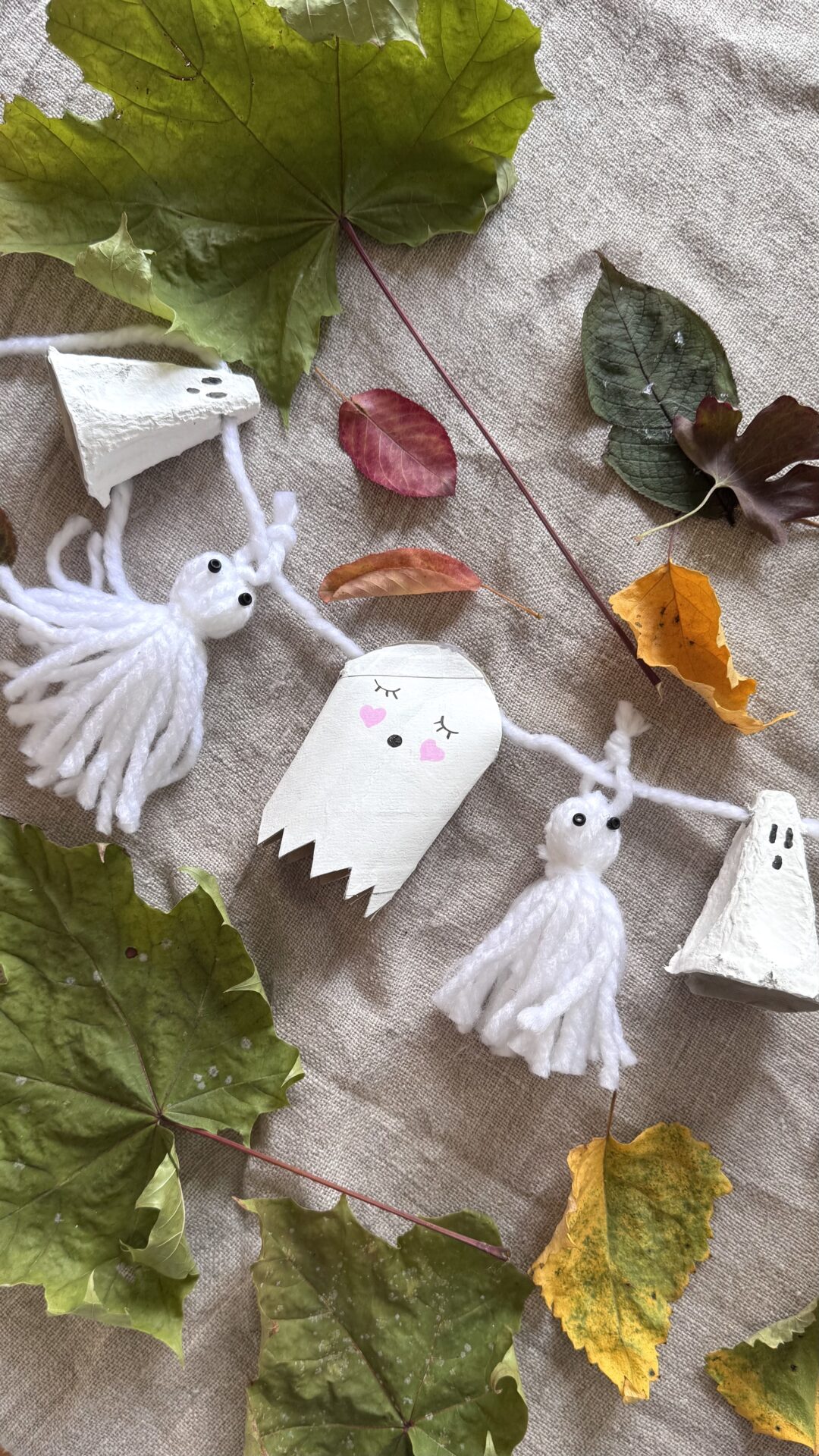 Halloweengirlang med spöken av garn, toarullar och äggkartong