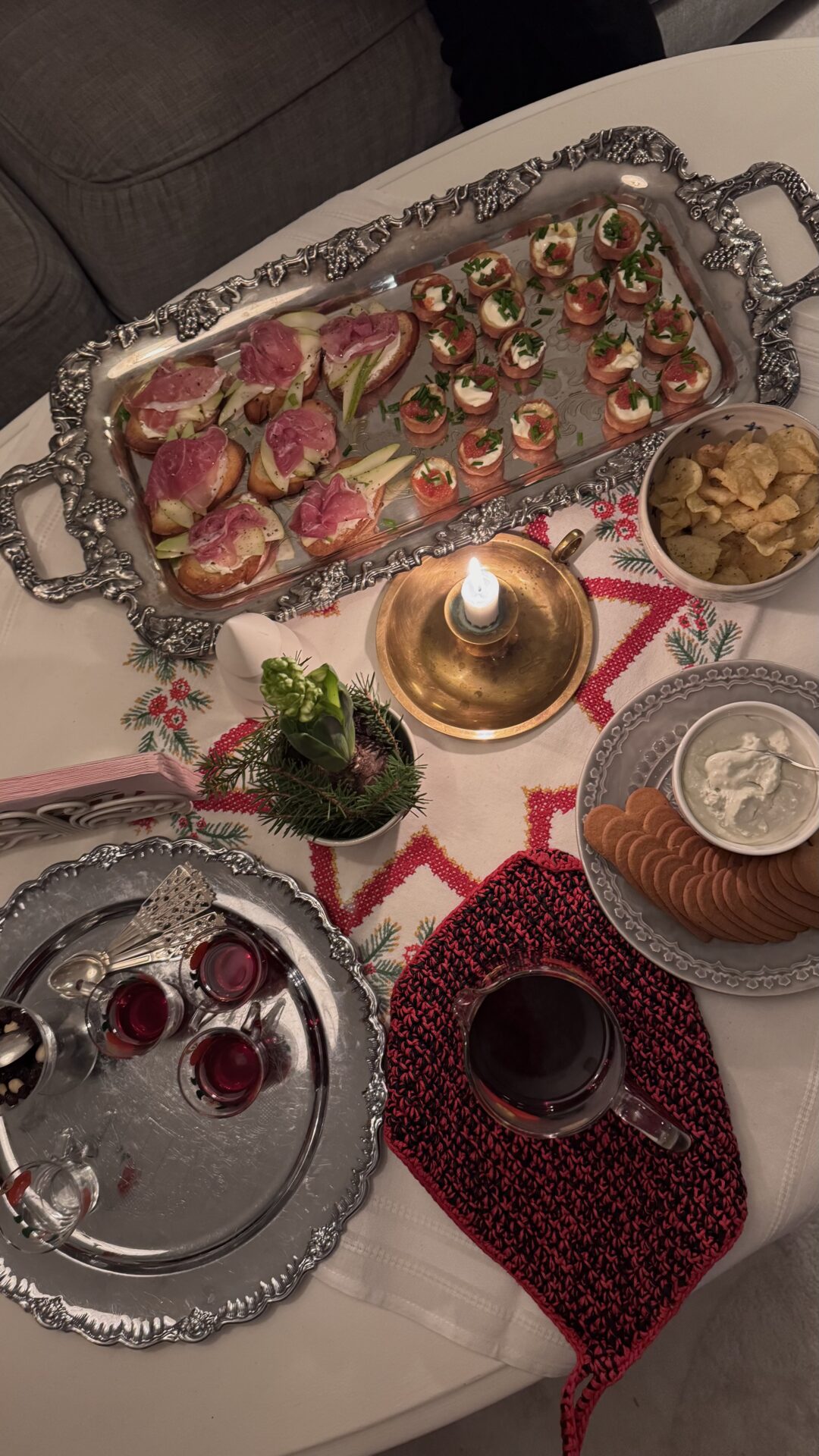 Glöggmingel med tre enkla glöggtilltugg på silverfat: crostini med päron och prosciutto, minivästerbottenpajer i crustader, pepparkakor med ädeloströra samt glögg och juldukning.