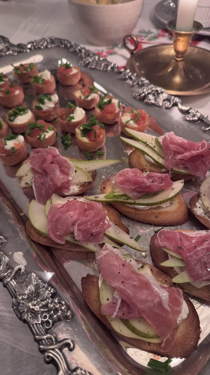 Glöggtilltugg, crostini med päron, färskost, prosciutto
